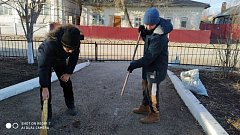 Юные патриоты приняли участие  в благоустройстве территории  памятника Воину-победителю