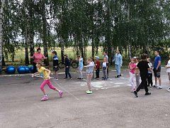 Специалисты социального центра провели весёлые старты для детей села Новая Алексеевка