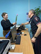 Полицейские Вольска поздравили женщин с 8 марта в рамках акции "8 марта - В каждый Дом"
