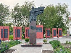 В День Победы Николай Панков возложил цветы к мемориалу Василия Клочкова в Синодском 