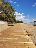В селе Воскресенское доделали муниципальный пляж и асфальтируют новую дорогу 
