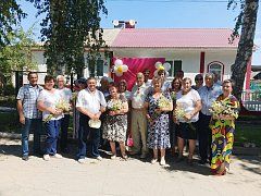 В День семьи, любви и верности работники Районного Дома культуры провели выездную поздравительную акцию "Дарим тепло!